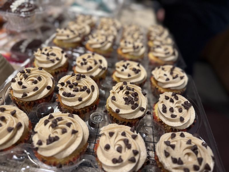 Rows of cupcakes with peanut-butter frosting and mini chocolate chips